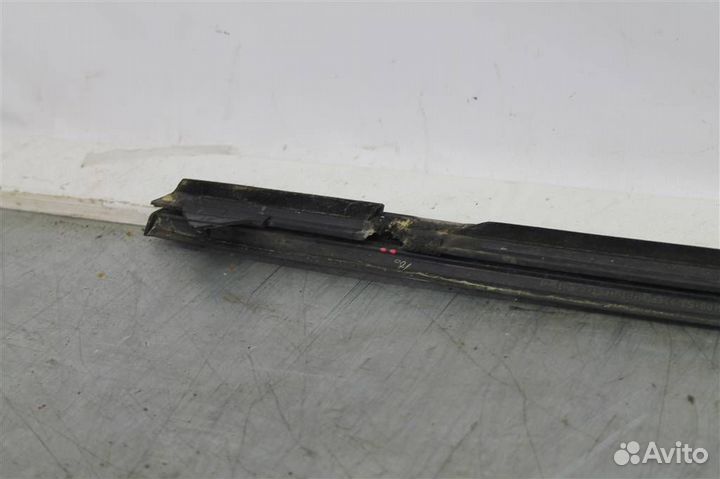 Уплотнитель стекла двери передней правой Ford Fie