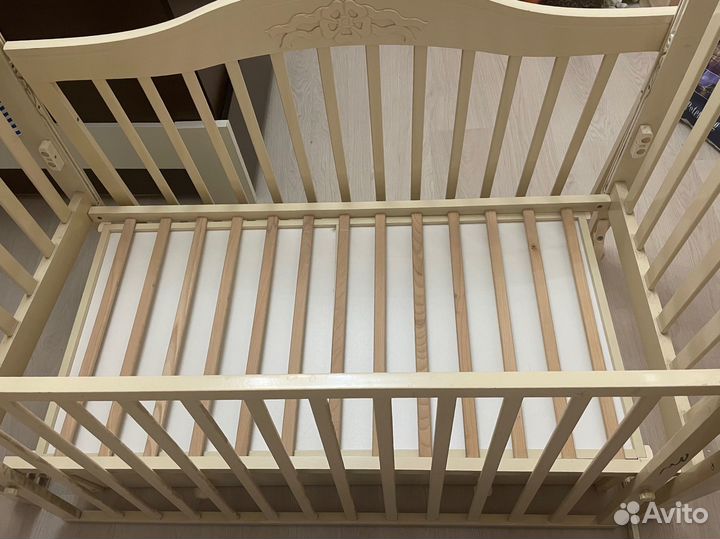Детская кроватка с маятником