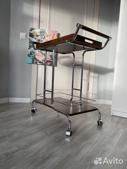 Сервировочный столик на колесах