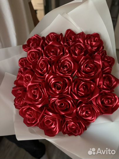 Розы из атласных лент