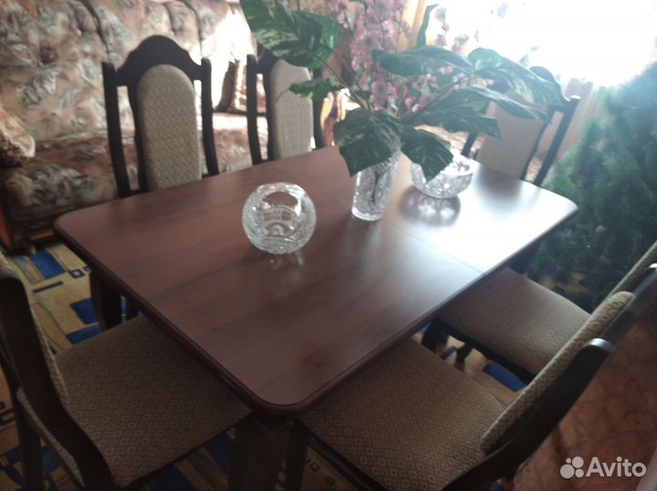 Кухонный стол и стулья в комплекте