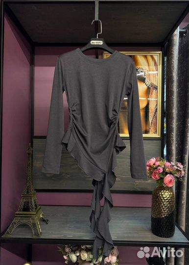 Трендовый лонгслив с рюшками