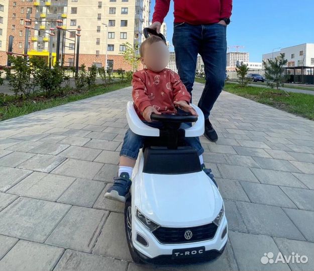 Машинка каталка толокар с ручкой