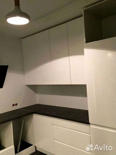 Кухонный гарнитур в стиле хай тек