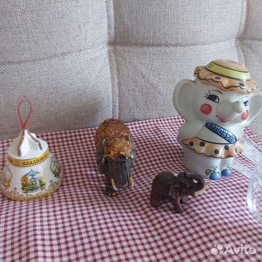 Статуэтки, денежное дерево, пробки бутылочные