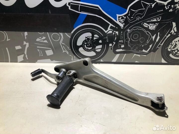 Левый кронштейн подножекHonda CB 400 SF NC31