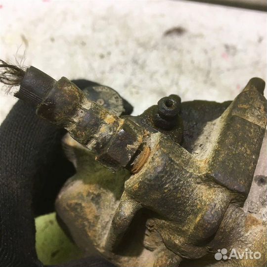 Суппорт передний правый Форд Фокус 1