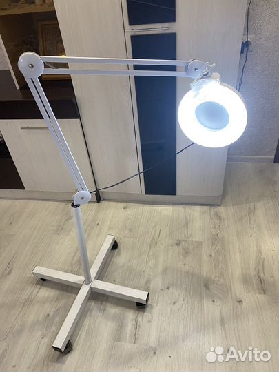Кольцевая лампа с лупой