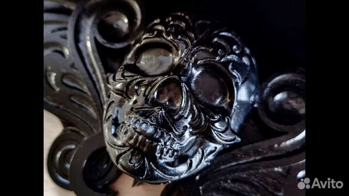 Готическая полка настенная с черепом