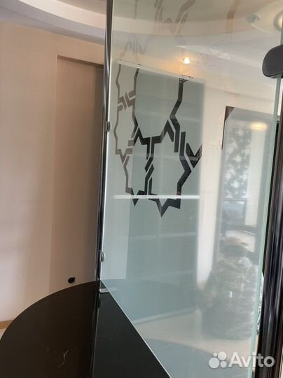 Декаративная перегородка с орнаментом из триплекса