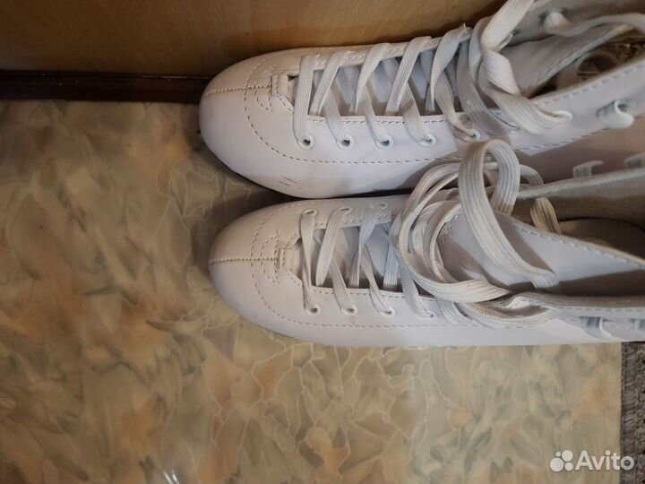 Коньки фигурные женские