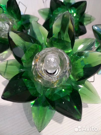 Светильники кувшинки, зеленые, светят ярко