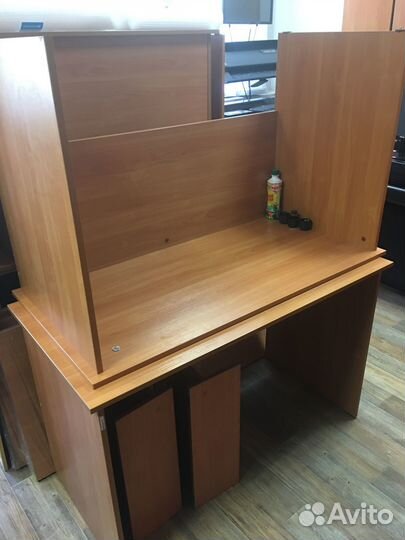 Продаются шкафы, столы, тумбочки, стулья