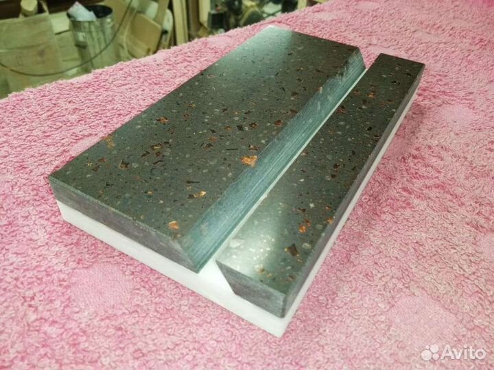 Каменная подставка для телефона