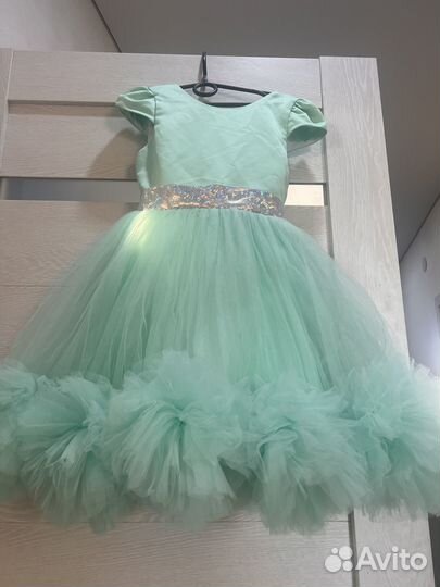 Продам платье нарядное для девочки от 5 до 7 лет