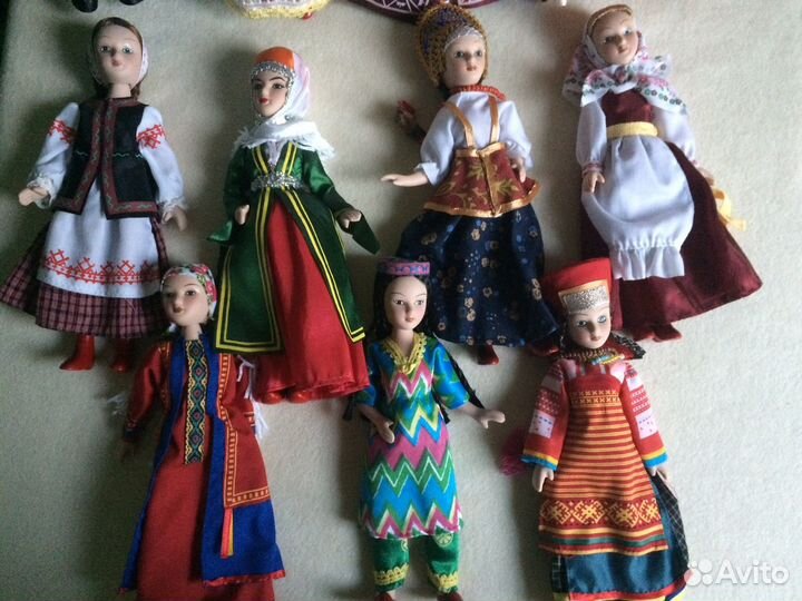 Куклы фарфоровые ручной работы в народных костюмах