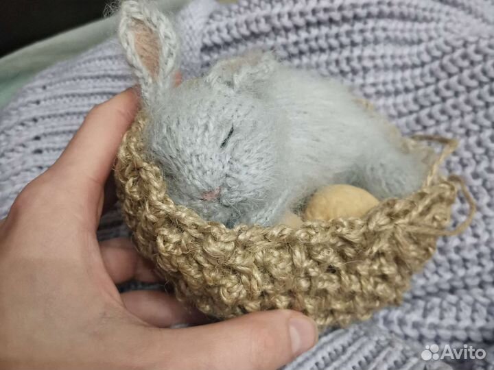 Кролик малютка спящий в корзиночке