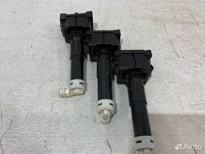 Форсунка омывателя фары передняя правая Toyota