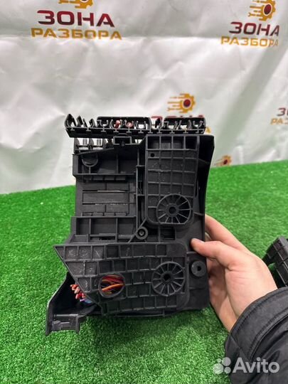 Блок предохранителей передний Volkswagen Scirocco