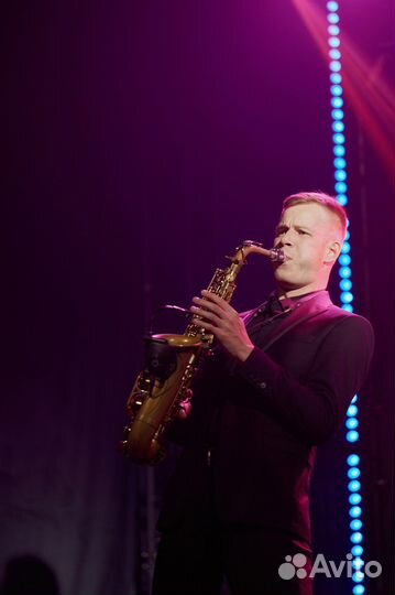 Саксофонист на праздник