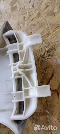 Обшивка средней стойки правая, верхняя Renault