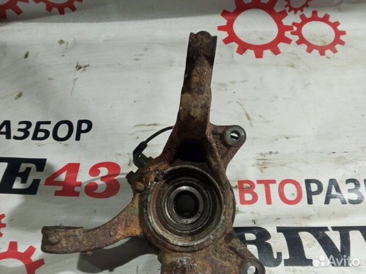 Кулак поворотный со ступицей передний левый Toyota