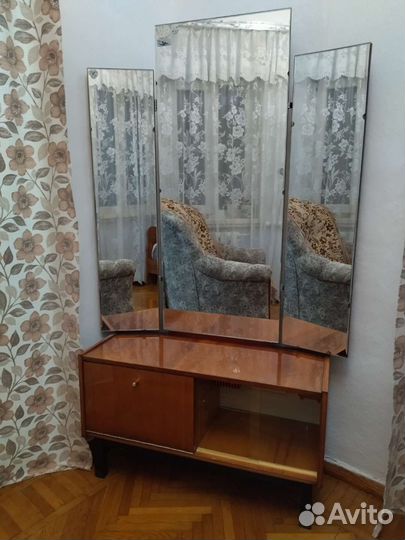 Трюмо с зеркалом