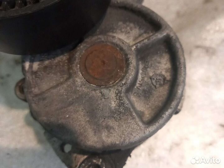 Ролик с натяжителем ремня генератора BMW3 E46