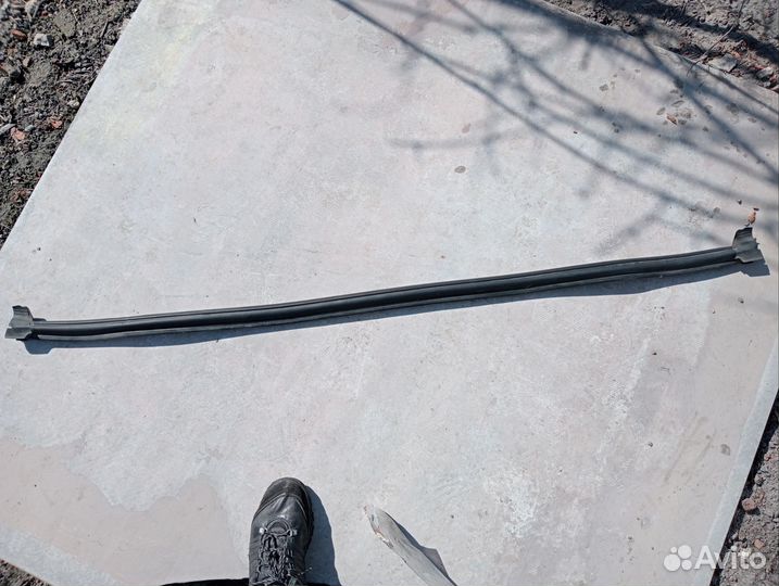 Резинка под капот Reno Sandero I