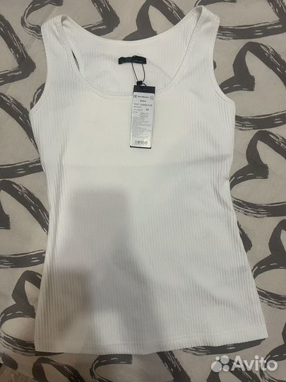 Базовая белая майка прилегающего силуэта