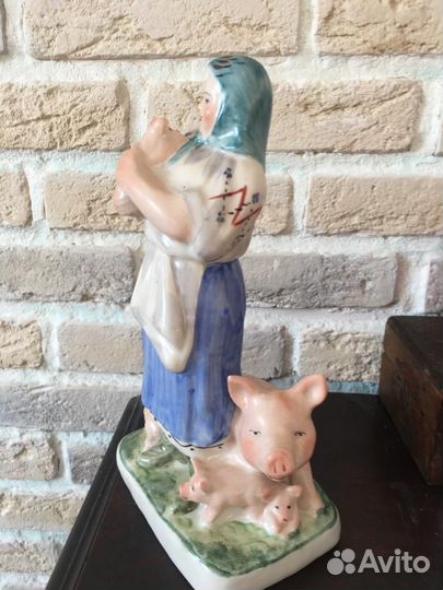 Статуэтка свинарка