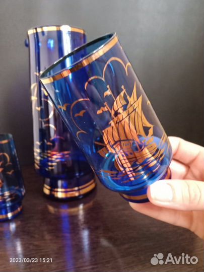 Кувшин и стаканы из кобальтого стекла