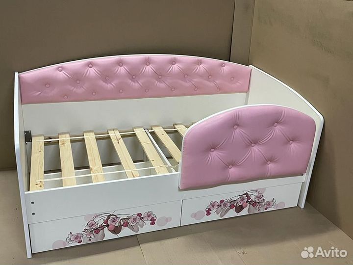 Детская кровать с мягкой спинкой