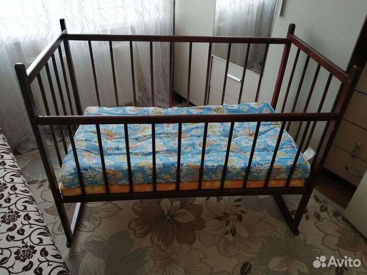 Детская кроватка с двумя матрасами