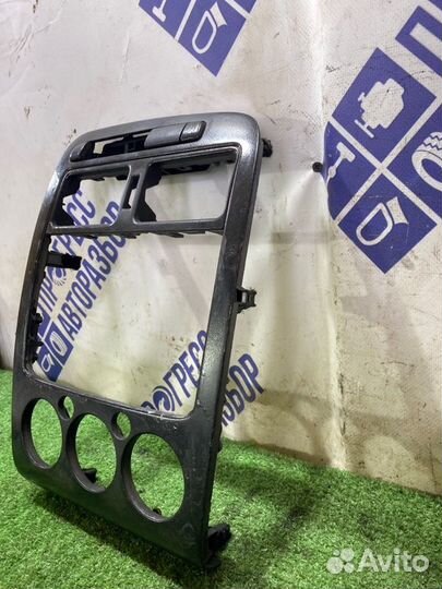 Накладка центральной консоли Toyota Avensis