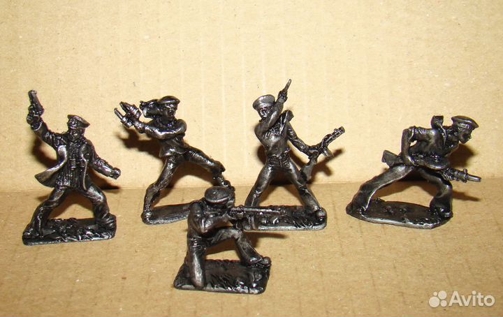 Солдатки разные, продаются сериями