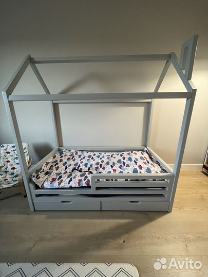 Детская кроватка домик