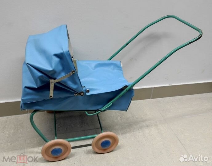 Голубая коляска для куклы 