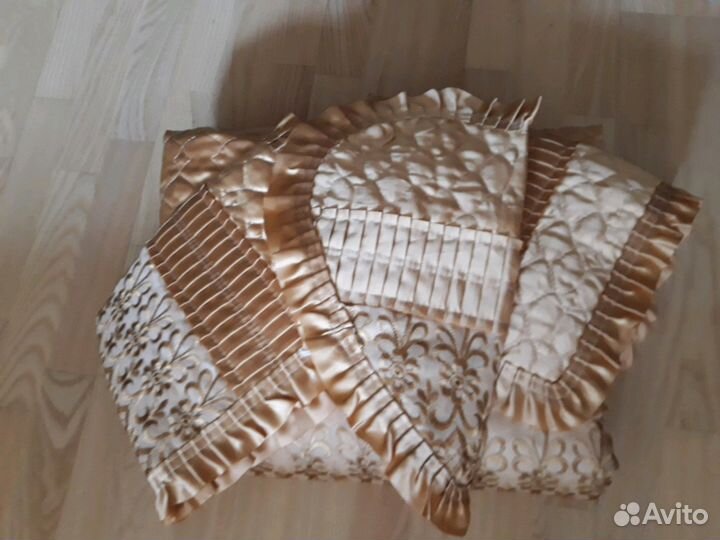 Новое покрывало на кровать с наволочками