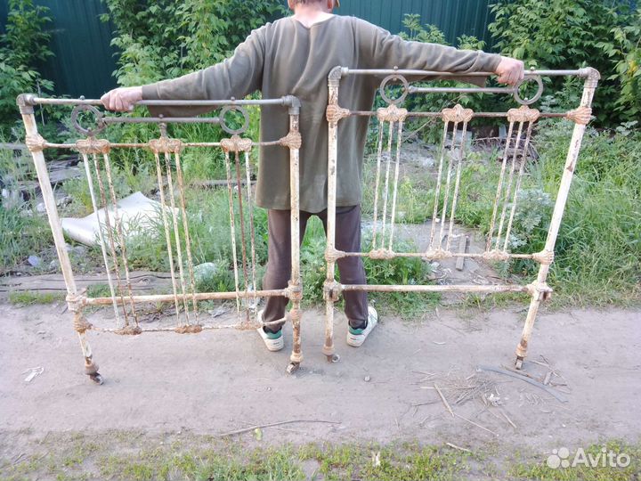 Старинная кровать