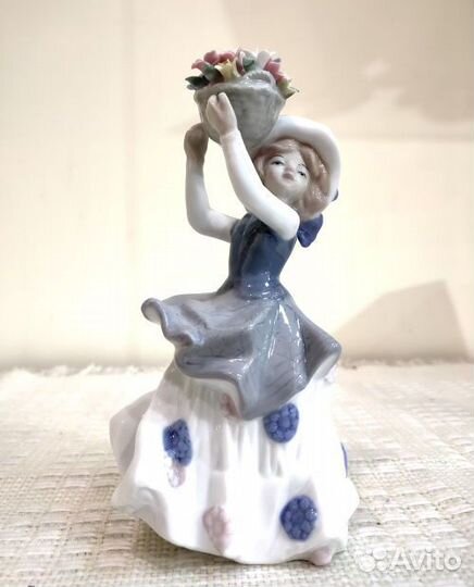Статуэтка девушка фарфоровая цветочница