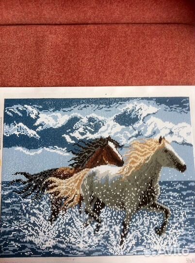 Готовые картины выложены стразами