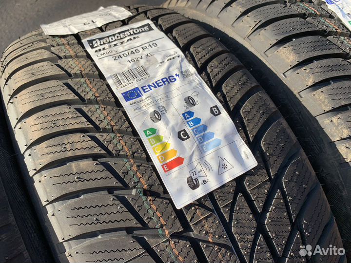 Bridgestone Blizzak LM-001 245/45 R19 102V