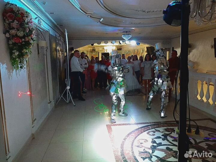 Ведущий на праздник