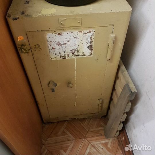 Сейф металлический
