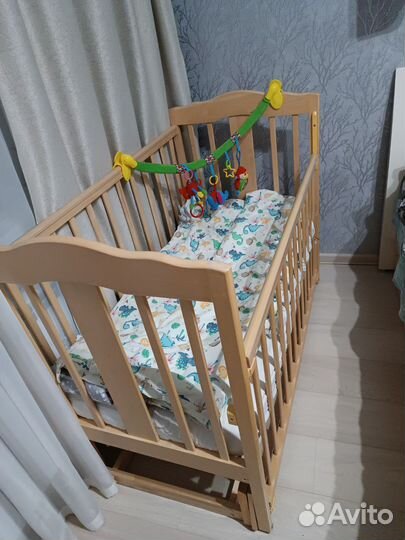 Детская кроватка с продольным маятником