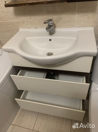 Полка в ванную с зеркалом и раковина с ящиками