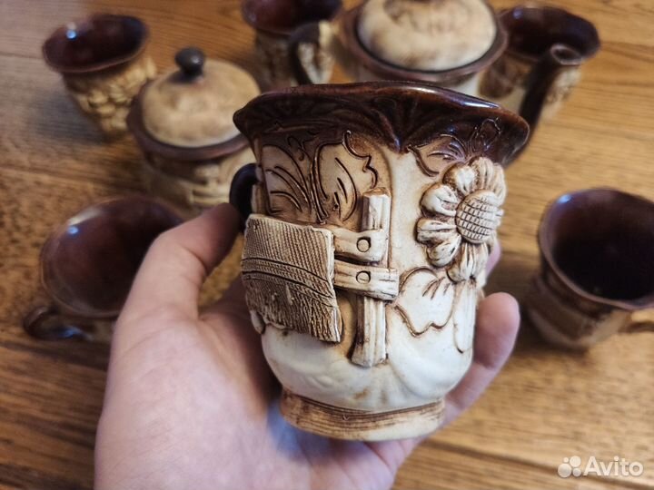 Чайный сервиз с рельефными изображениями