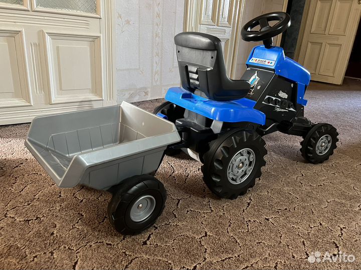 Синий трактор с прицепом