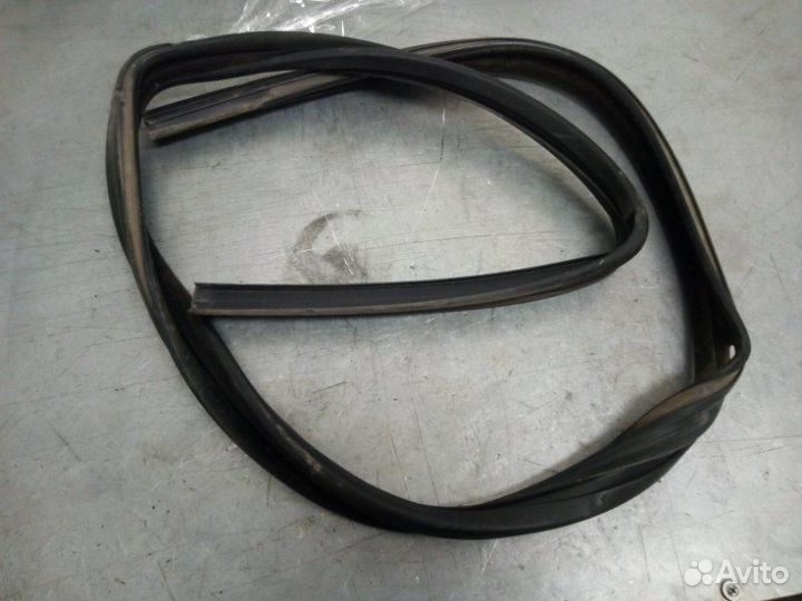 Уплотнитель стекла задний правый Opel Astra H